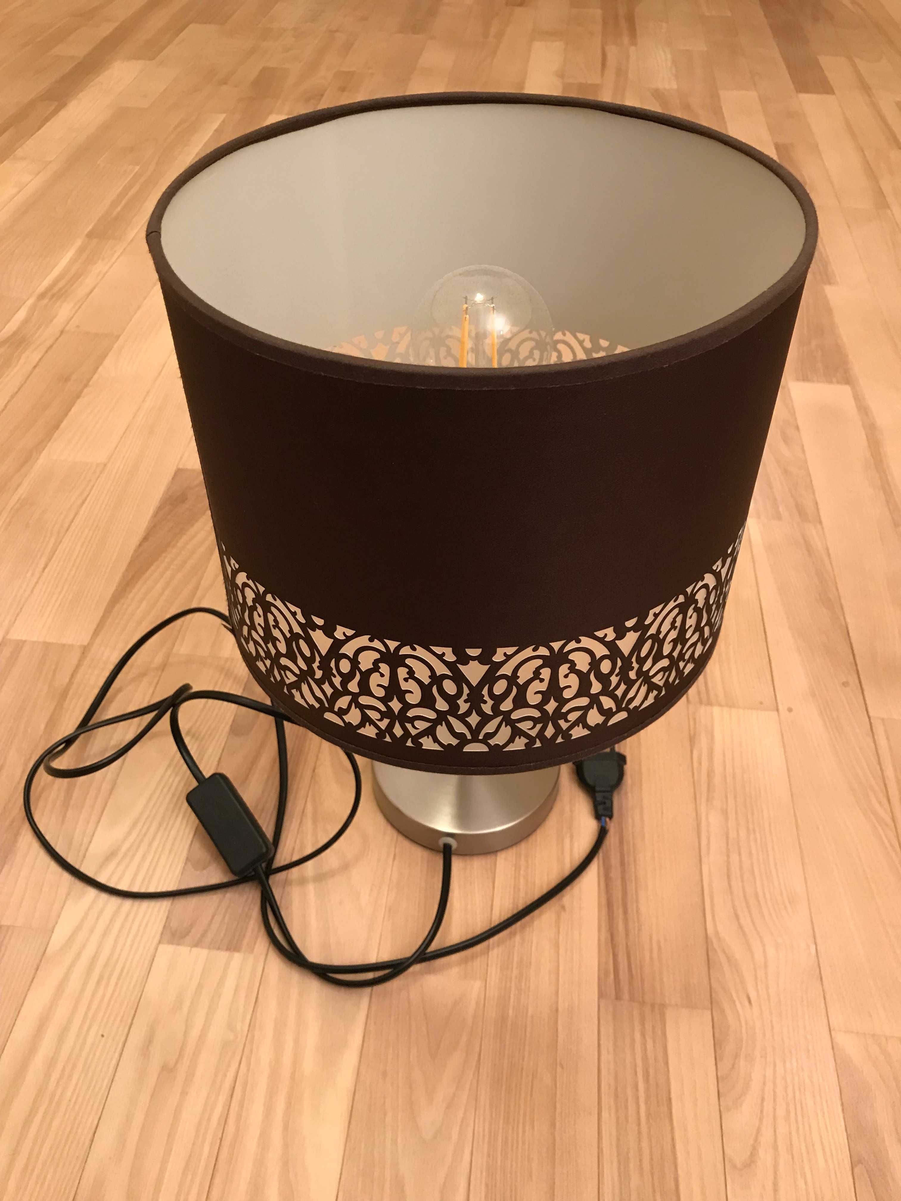 lampka na nóżce z ażurem
