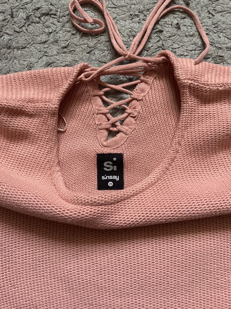 Sweter z ozdobnymi plecami