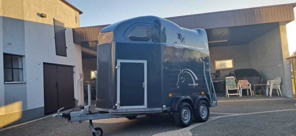 Przyczepa do przewozu dwóch koni