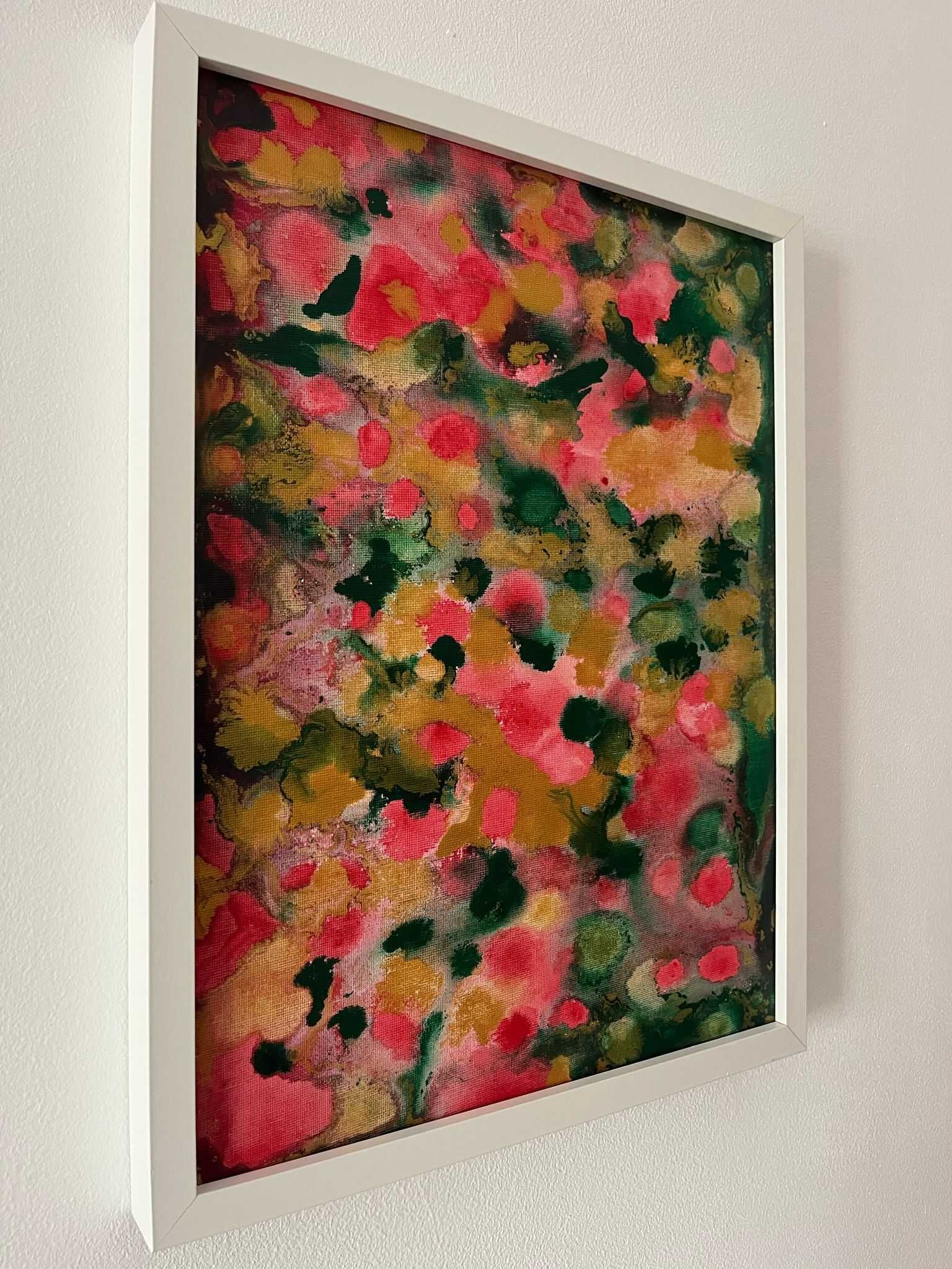 Pintura abstrata em acrílico em tons de rosa, verde e dourado