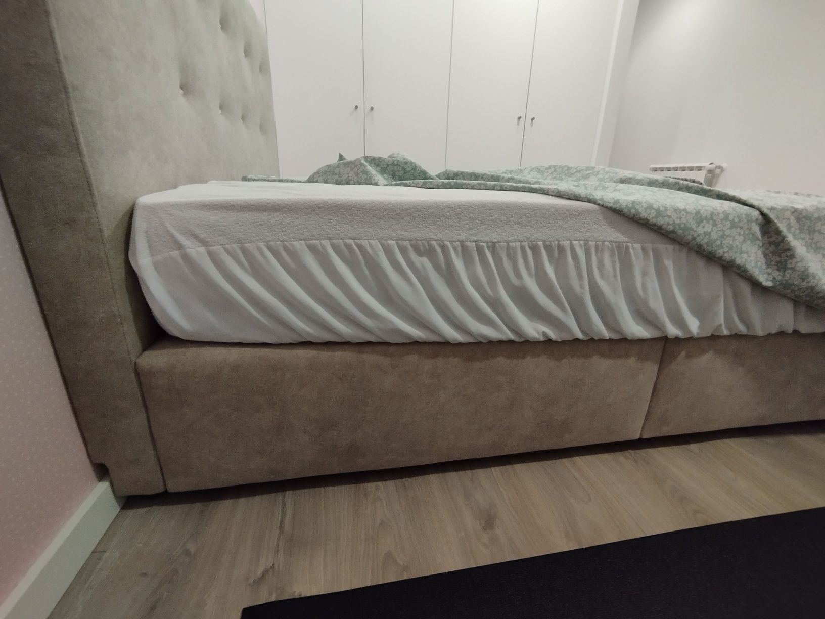 Cama estofada com banqueta 1,60 x 2,00m