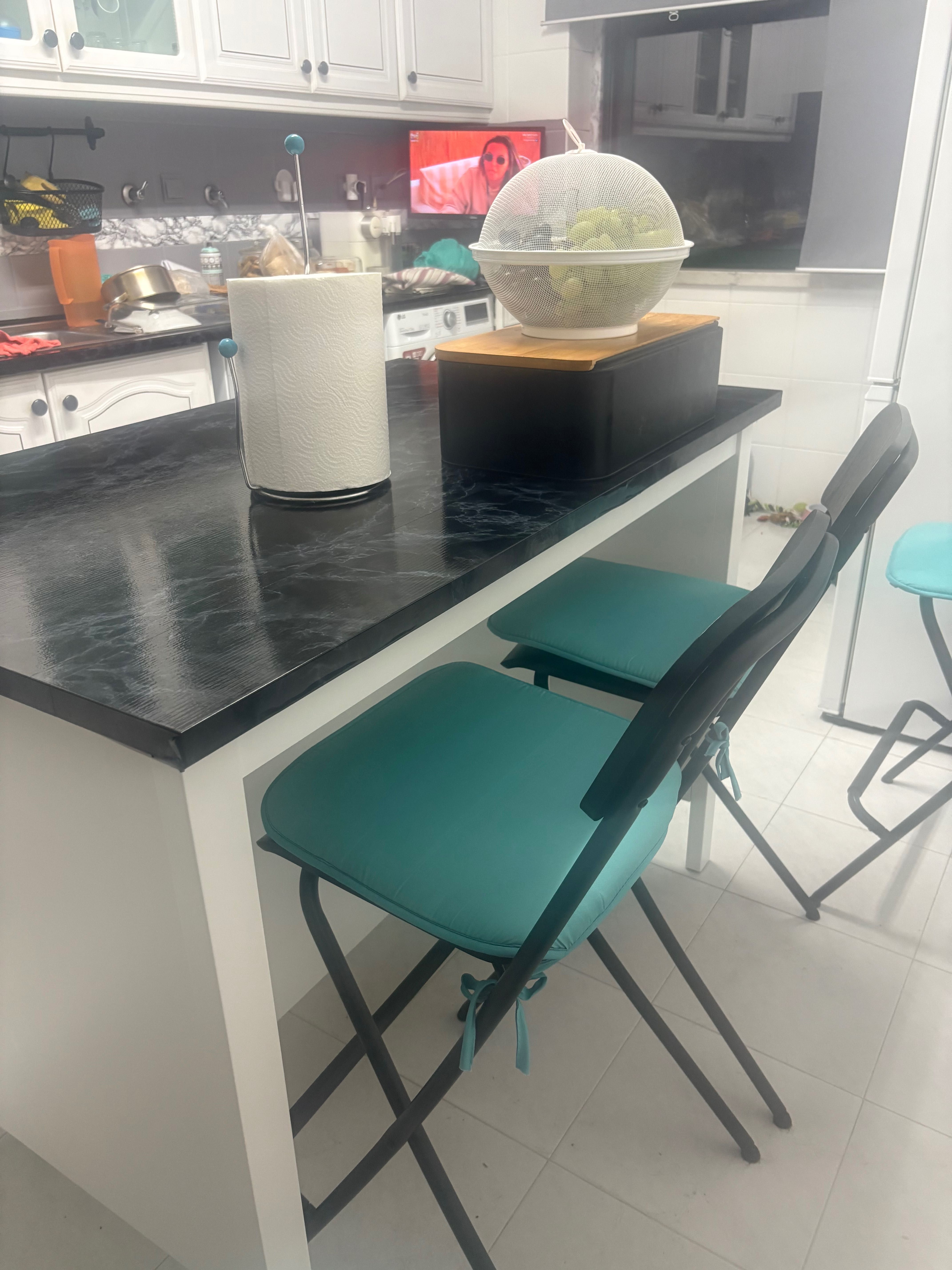Mesa nova de madeira , com arrumação e inclui 4 cadeiras