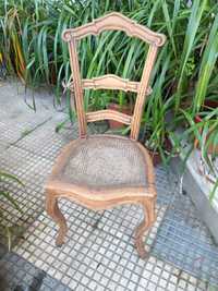 Conjunto de sete cadeiras em madeira maciça.