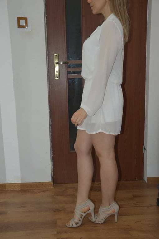 Biała letnia sukienka krótka.