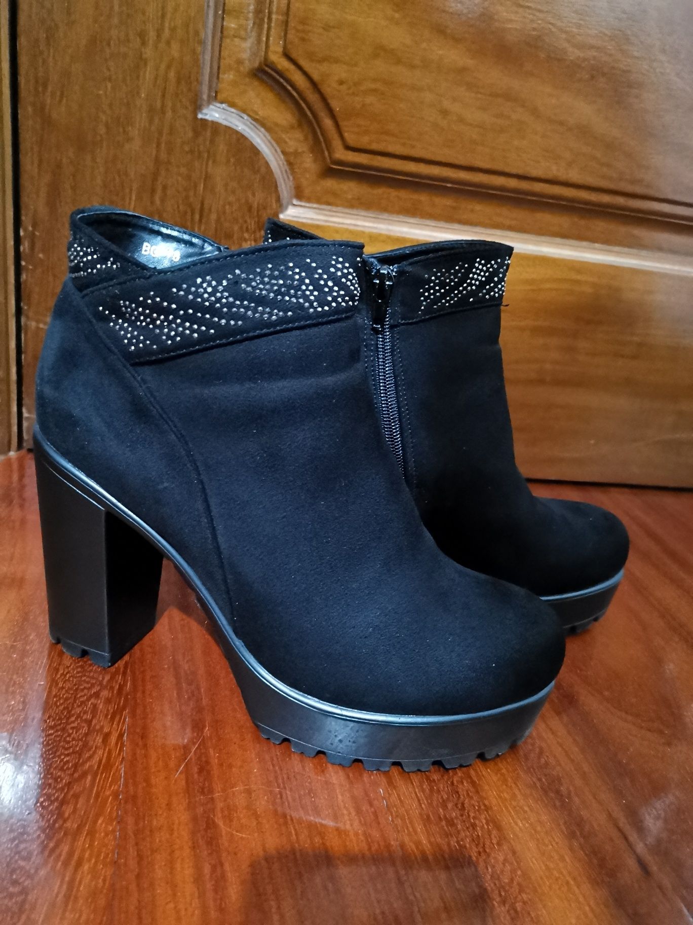 Botas pretas em camurça