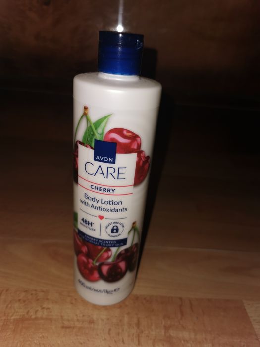 Wiśniowy balsam do ciała Avon Care z antyoksydantami 400 ml