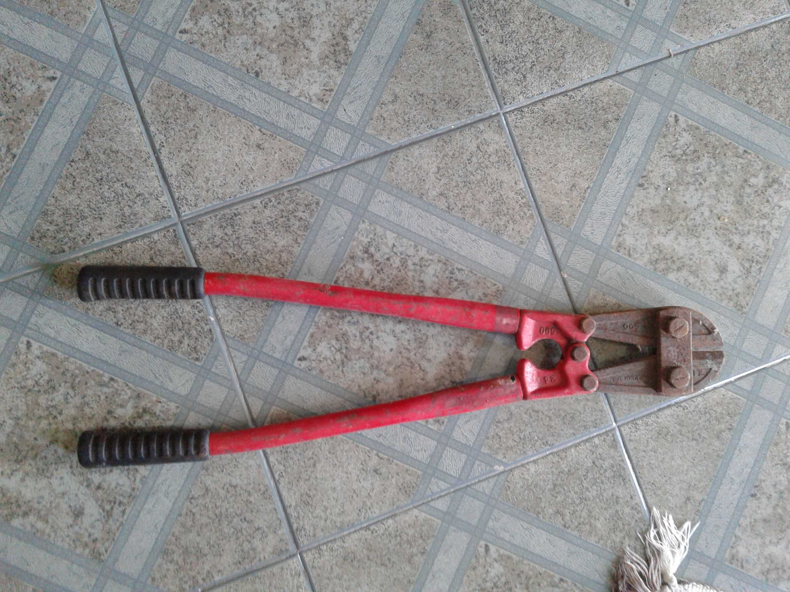 Alicate de cortar ferro, em bom estado.