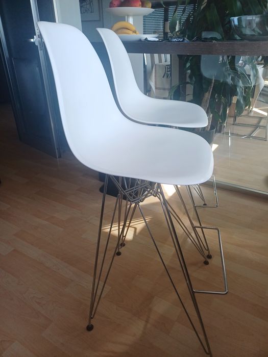 Cadeiras de bar  brancas e cromadas Praticamente novas. Cada uma 80€