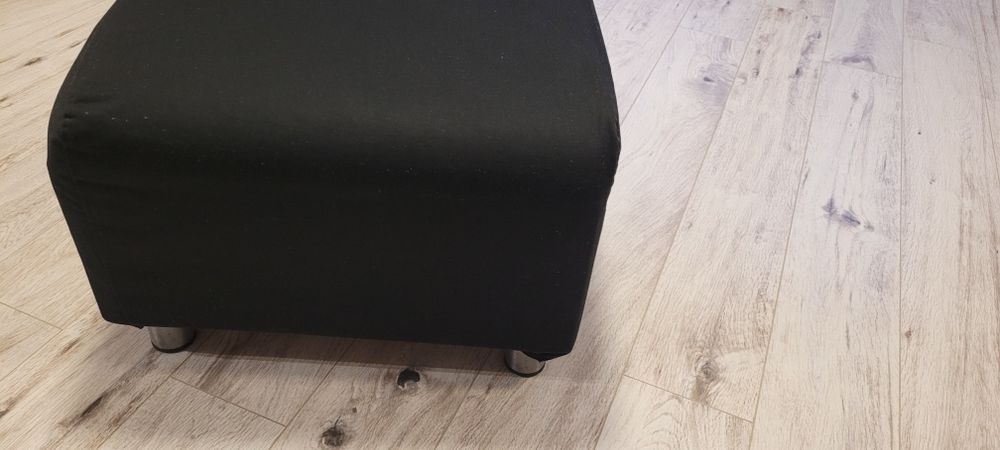 Czarna pufa Ikea