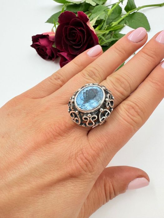 Pierścionek z blue topazem w ozdobnej oprawie