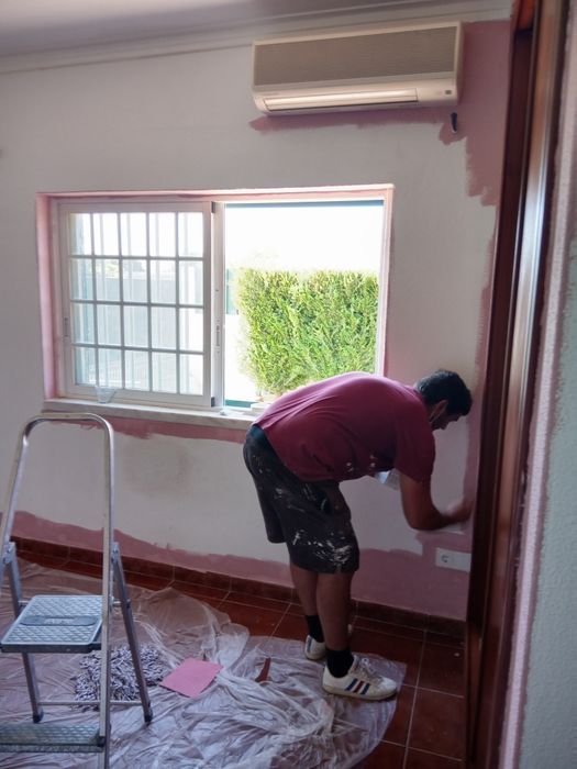 Realizo pequenas obras e pinturas
