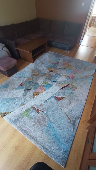 Zestaw mebli do salonu z rogówką i stołem