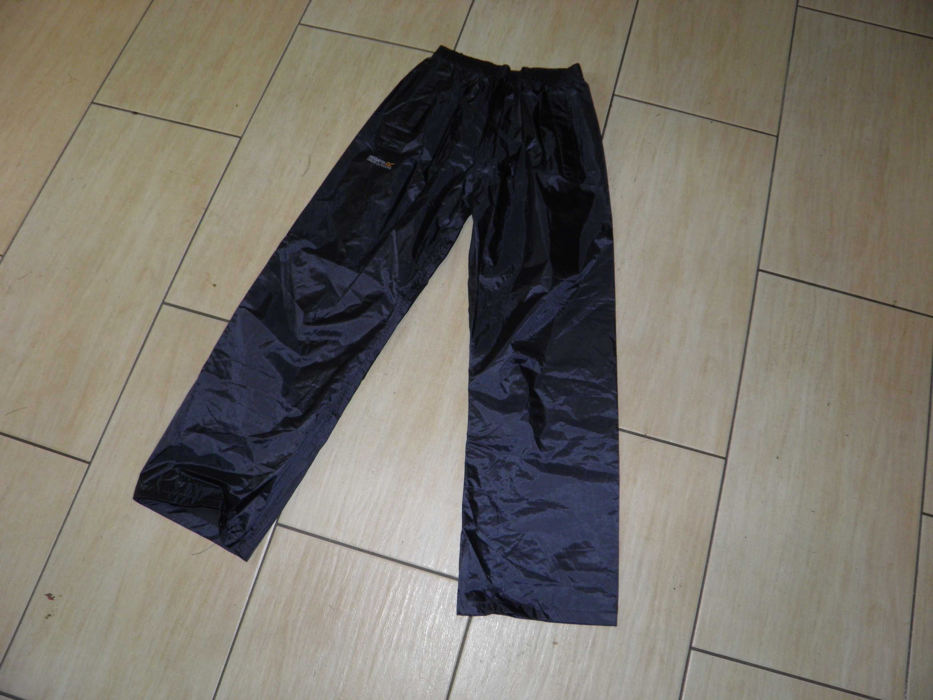 Spodnie przeciwdeszczowe r 152 .