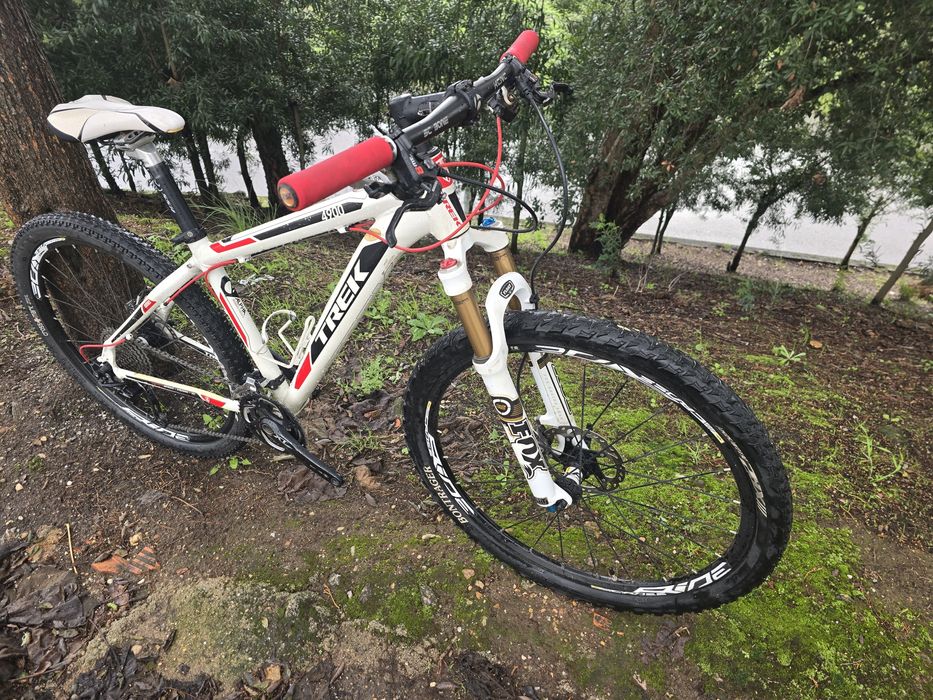 Bicicleta btt s trek bem equipada