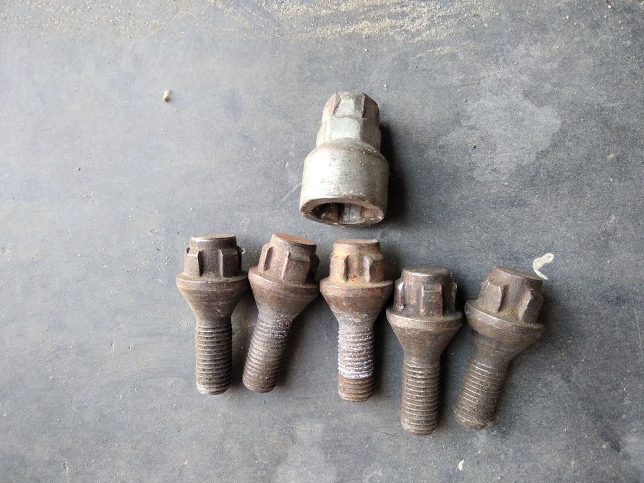 Болти секретки для коліс