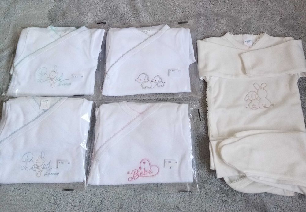 Bodys e calcinhas interiores de bebê