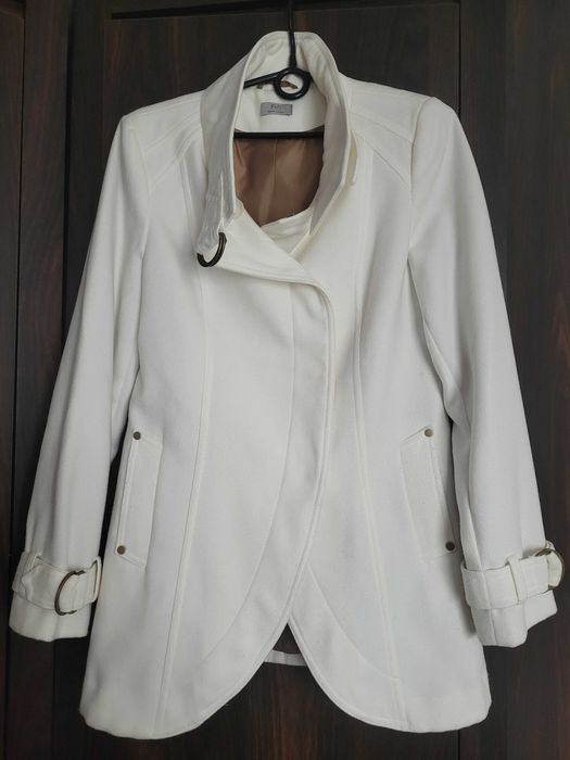 Kremowy plaszczyk wiosenny