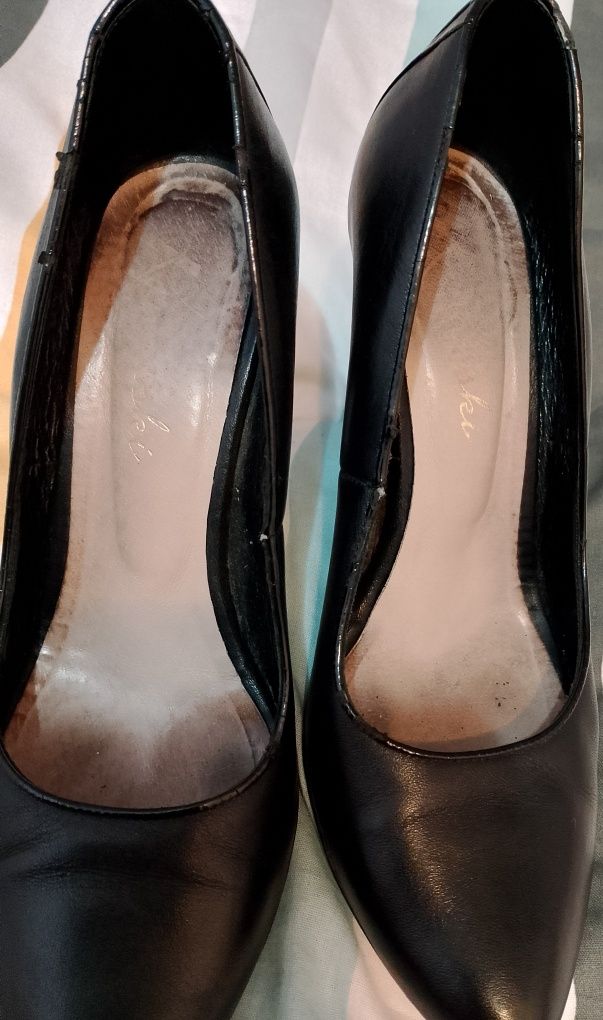 Czarne klasyczne skórzane szpilki na wąską stopę