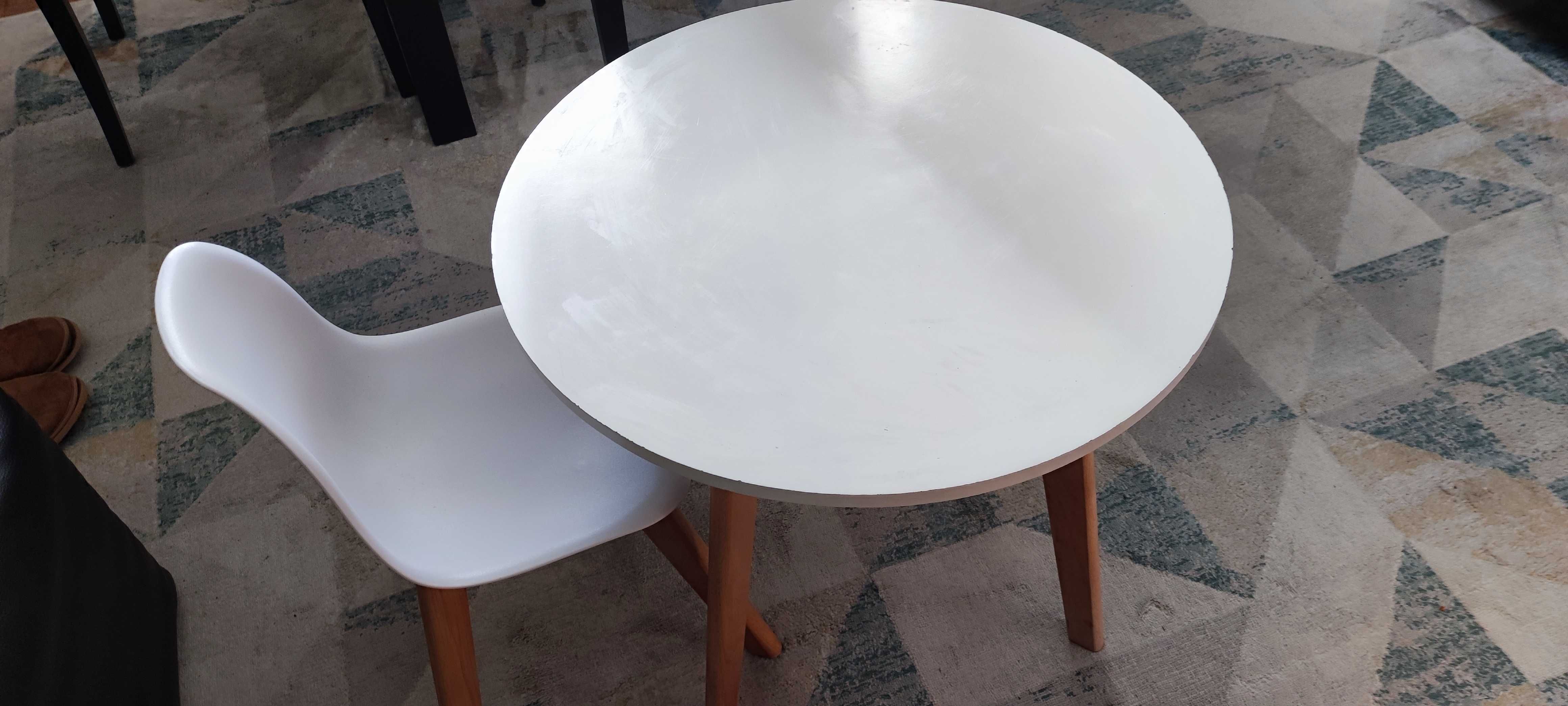 Mesa e cadeira de criança