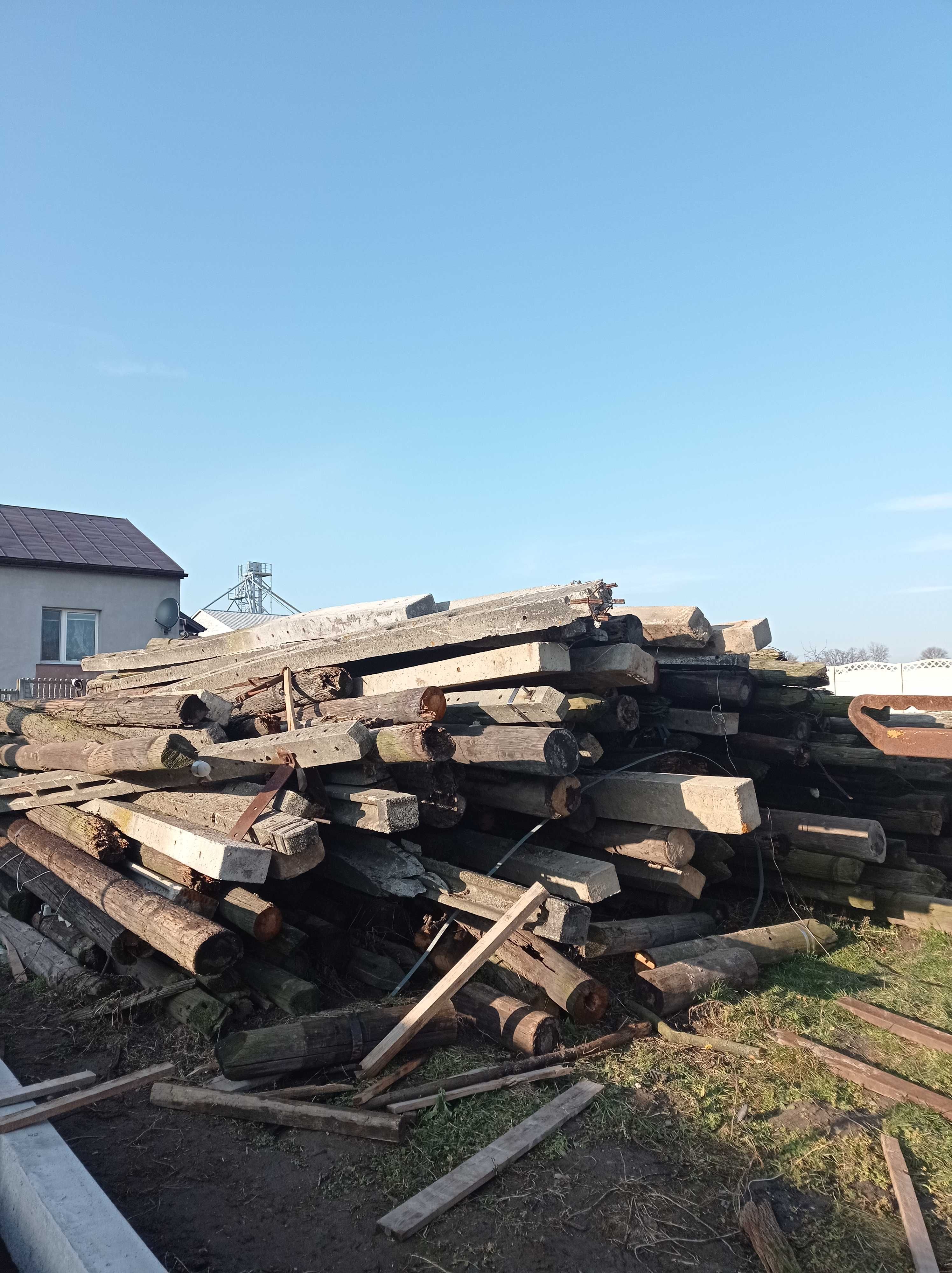 Słupy drewniane i betonowe