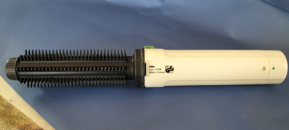 Беспроводная плойка Braun.Для завивки волос.
Заправляется газом.