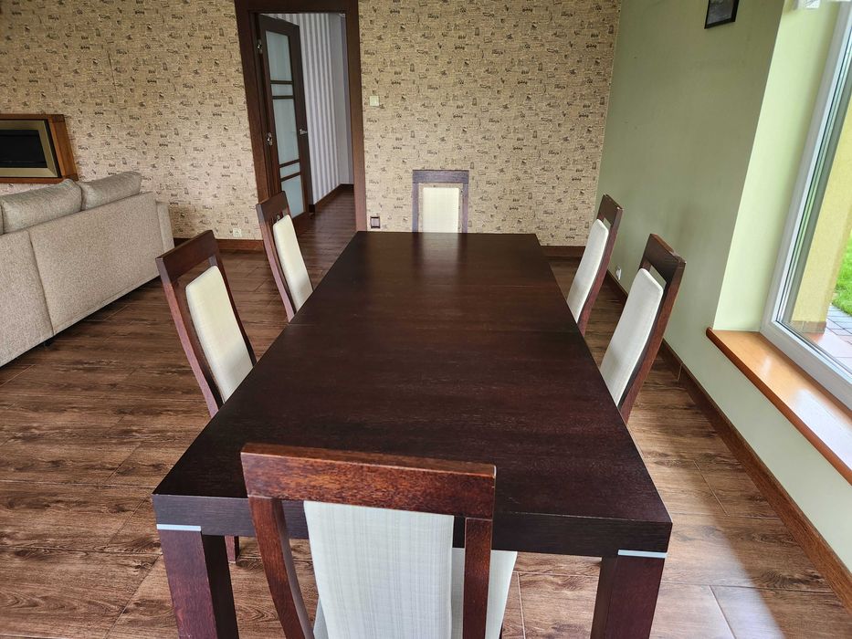 stół z krzesłami