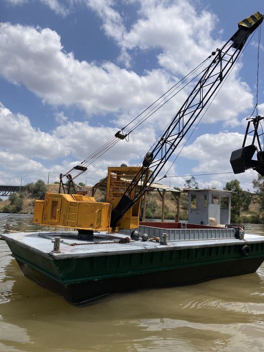 Draga/Barco Rc escala 1:10 com grua