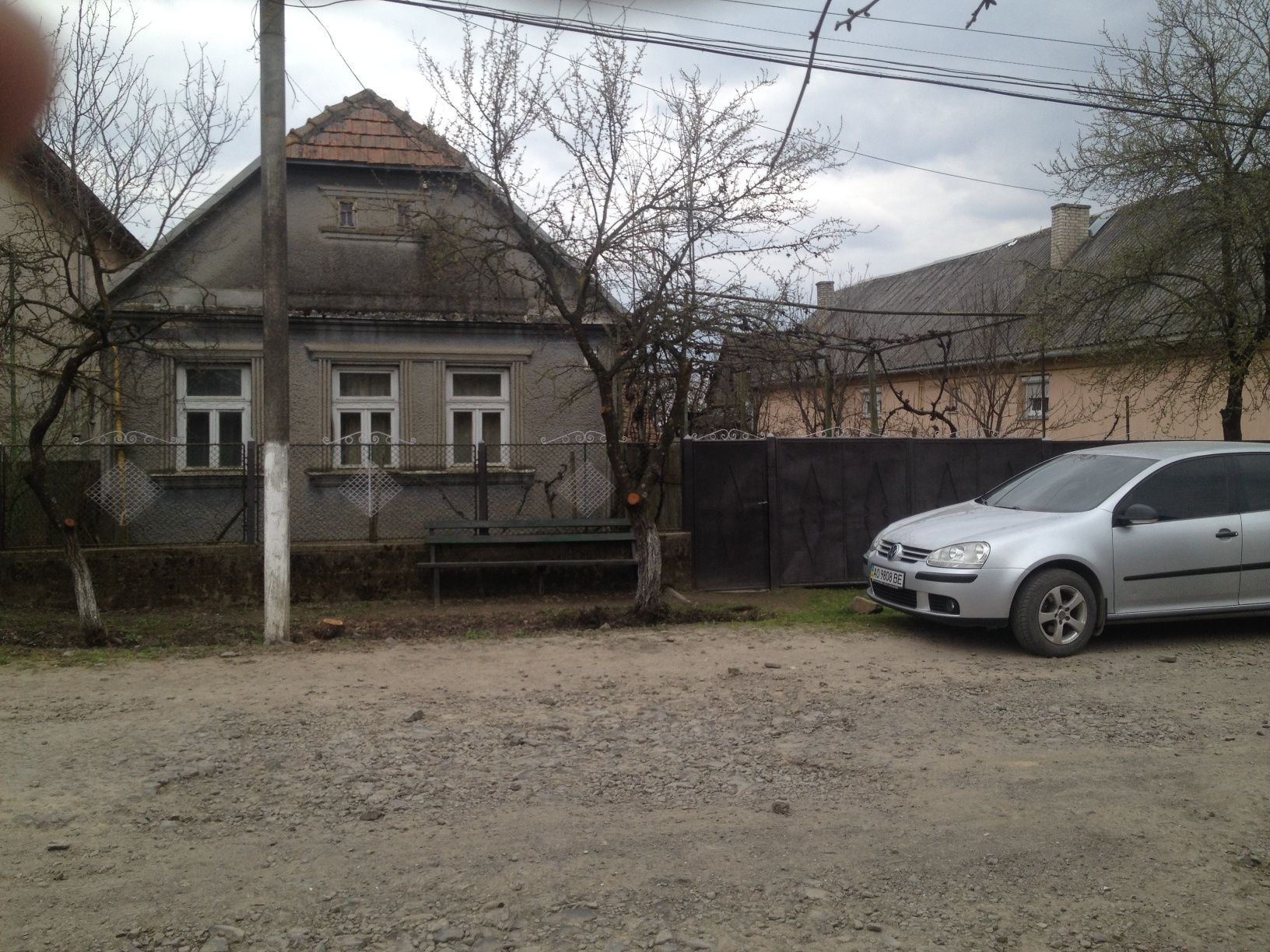 В селі В. Лучки продається будинок з земельною ділянкою 52 сотки.