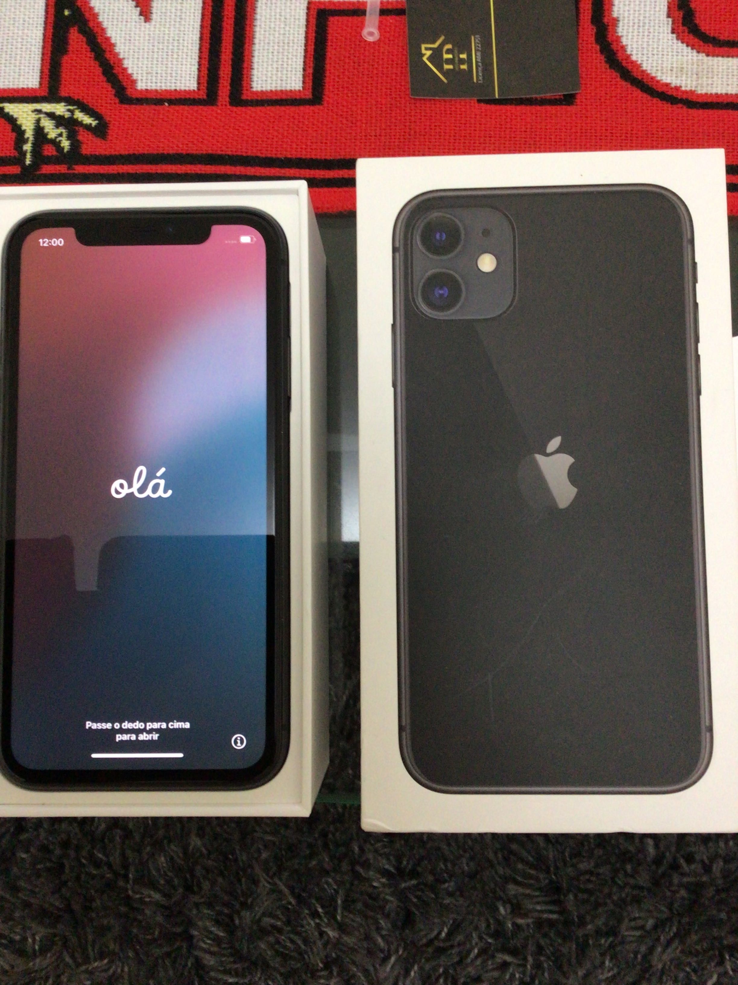 iPhone 11 com todos acessorios