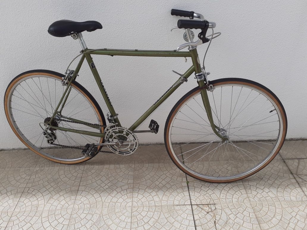 Bicicleta de montanha pronta a circular.