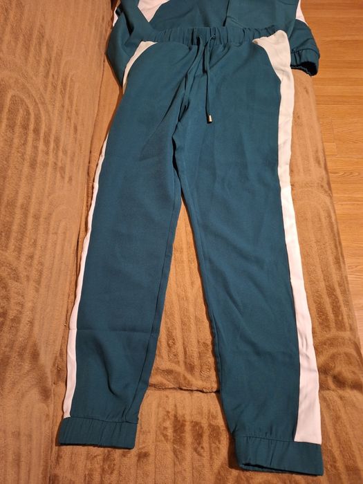 Dres damski w kolorach zieleni, mięty i bieli