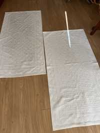 2 Tapetes brancos com detalhes bordados 155cmx76cm