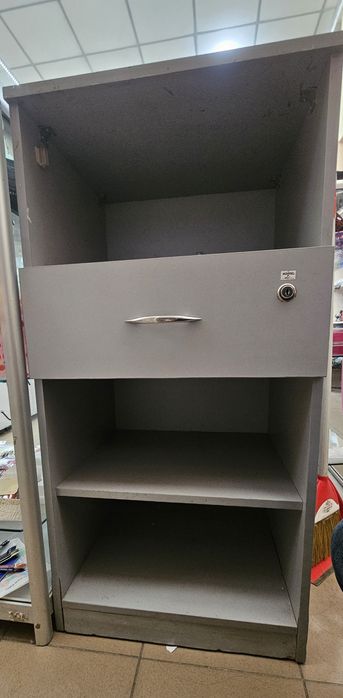 Продам торговые витрины,кассы