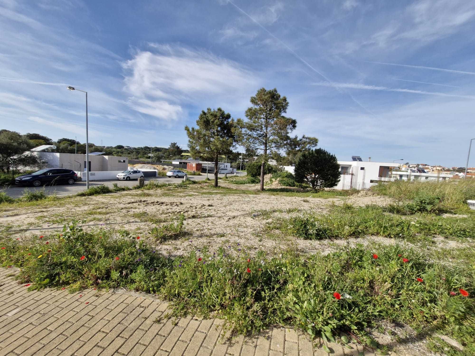 Terreno urbano com 228 m2 na Quinta do Gil, Sobreda da Caparica