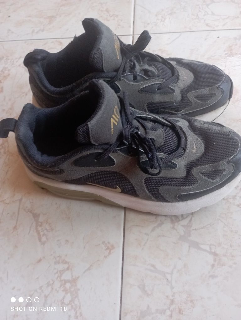 Tênis Nike.     .
