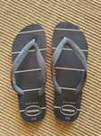 Havaianas Pretas com riscas cinza