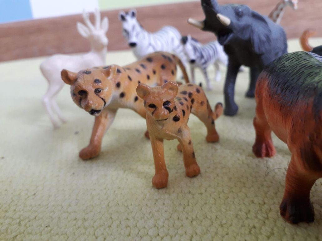 Conjunto de figuras de borracha - animais selvagens e dinossauros