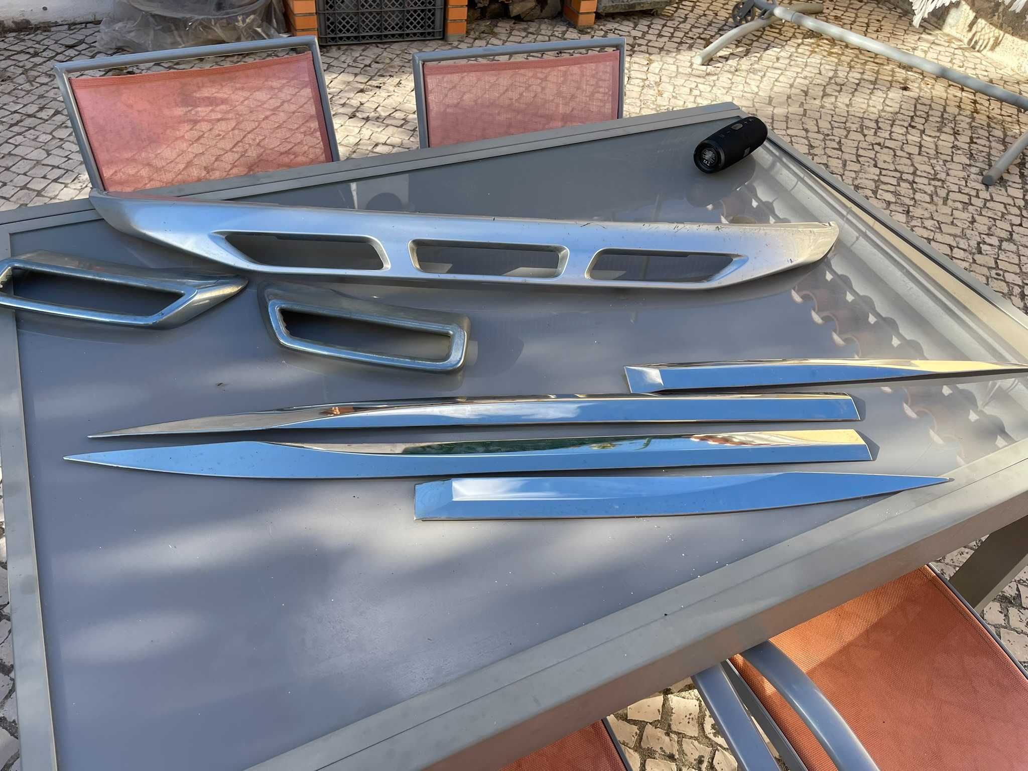 Acessórios cromados para carroçaria Peugeot 3008  bom estado.