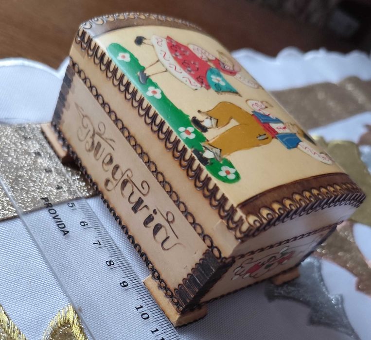 Ładna drewniana szkatułka Bułgaria stroje ludowe skrzyneczka drewno