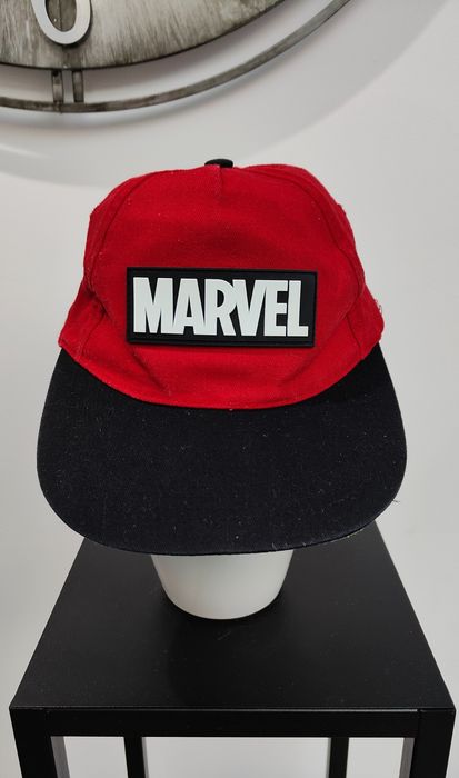 Czapka z daszkiem chłopięca Marvel czarno czerwona 52 cm