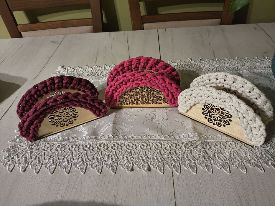 Serwetnik ręcznie robiony na szydełku.