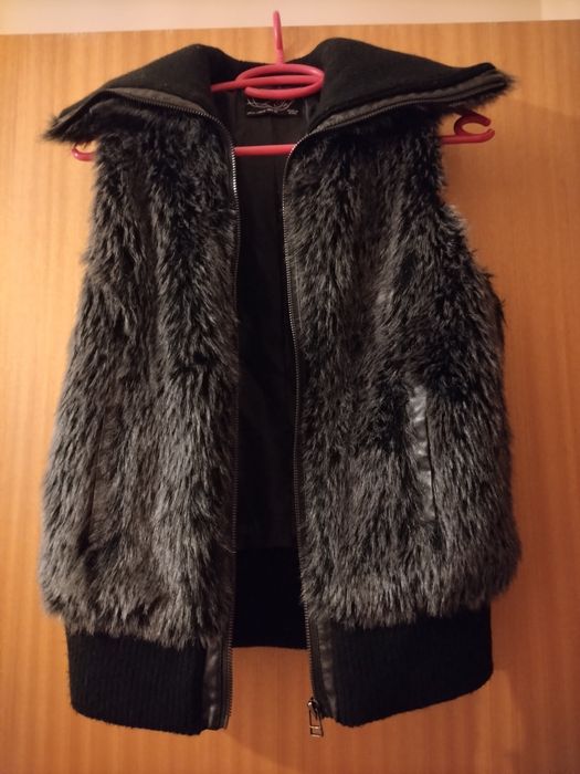 Colete de pêlo tons preto e cinzento da Zara