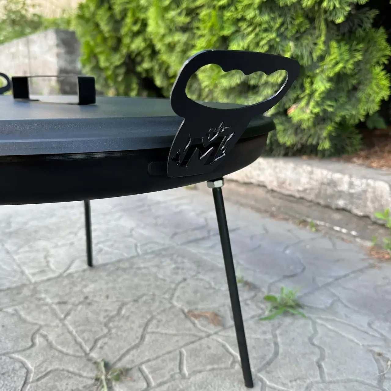 Сковорода діаметром 50 см з ніжками висотою 30 см