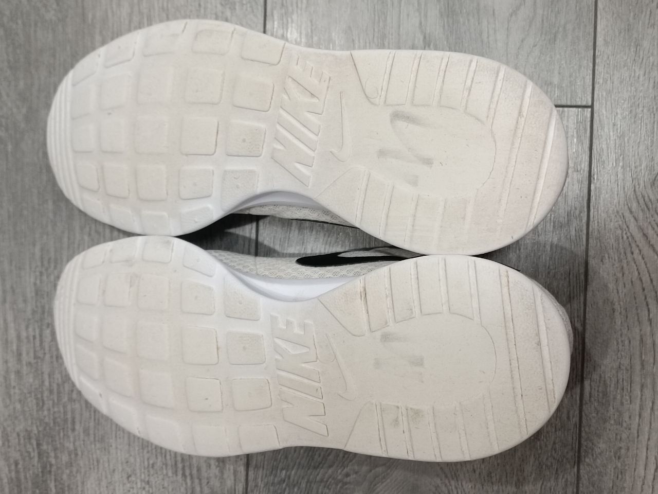 Оригінальні кросівки  Nike Tanjun DJ6258-100 в ідеальному стані