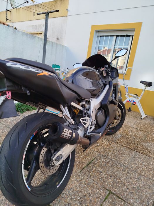 Vende se.  CBR 600 sport muito bem estimada