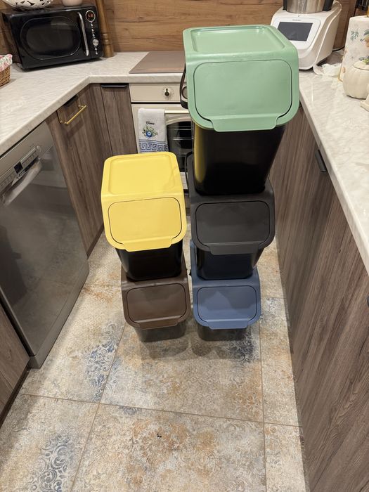 Kosze do segregacji śmieci .