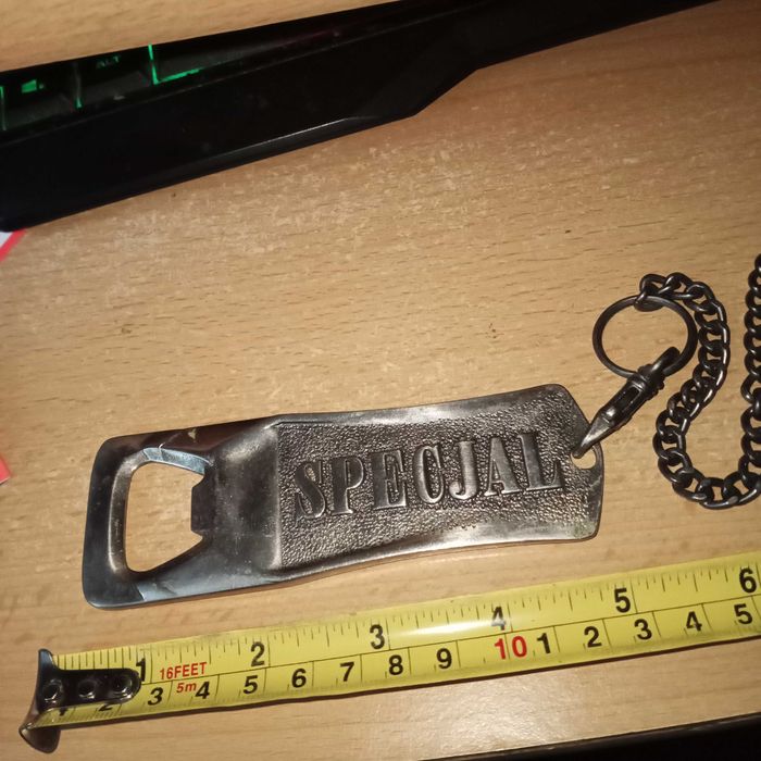 piwo  otwieracz  Specjal  wielki  solidny  z łancuchem oryginał unikat