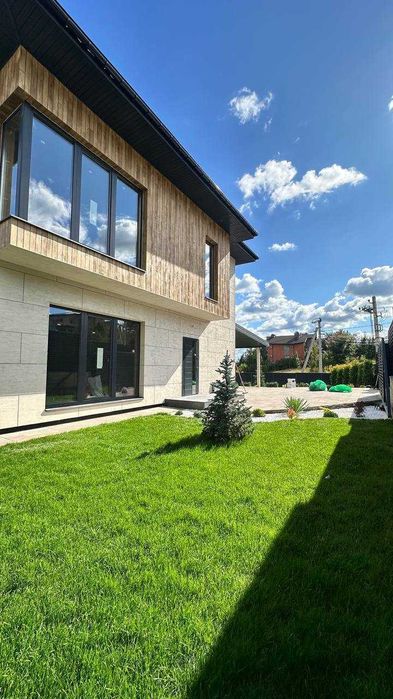 Просторий будинок в Лісниках з панорамним видом — мальовниче місце!