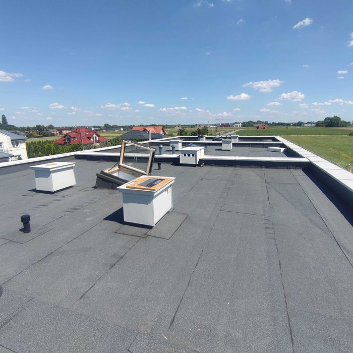 Dachy płaskie Tarasy Balkony Hydroizolacja Izolacja dachów Dekarz