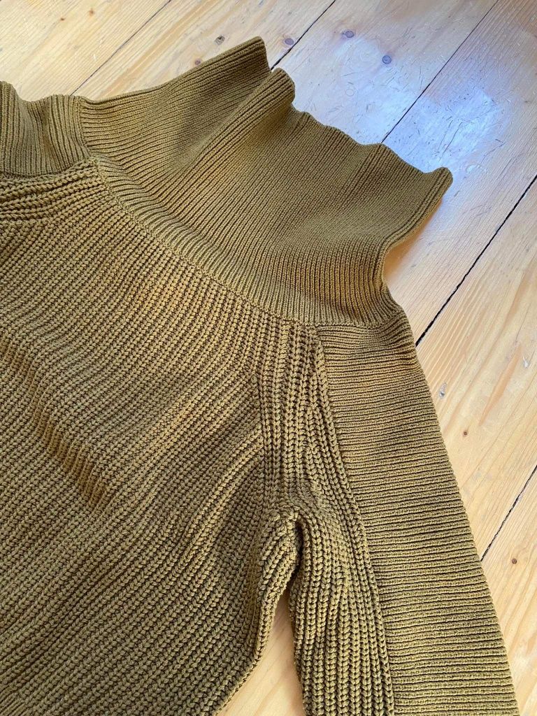 Krótki sweter z golfem XS